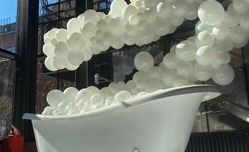 Фотозона ванна с воздушными шариками