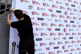 Монтаж баннера на press wall premium