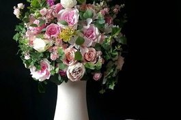 Ваза с искусственными цветами