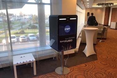 Примеры брендирования облегченной фотобудки: