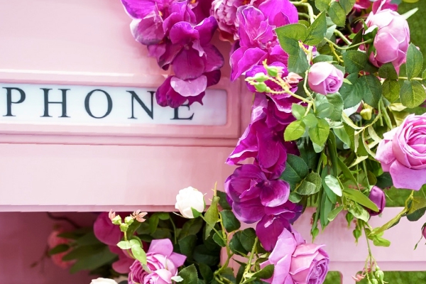 Фотозона Розовая телефонная будка
