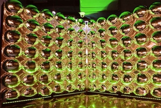 Фотозона из золотых фольгированных шаров