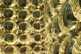 Фотозона из золотых фольгированных шаров