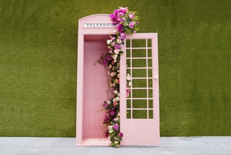 Фотозона Розовая телефонная будка