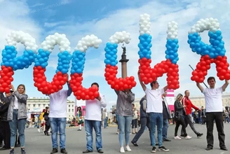 Фотозона из шаров на день Государственного флага Российской Федерации