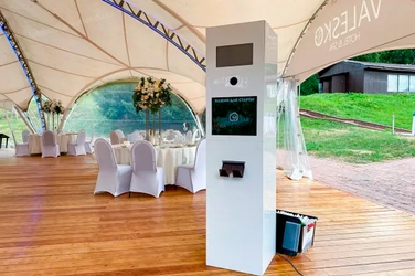 Примеры брендирования фотобудки практичная: