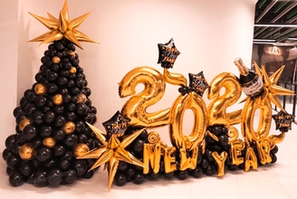 Фотозона новогодняя елка из шаров