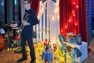 Фотозона с цирковым вагоном