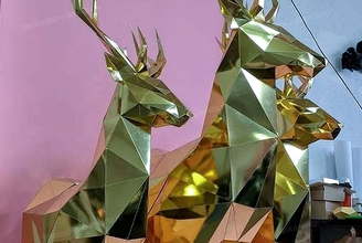 Фотозона с золотыми фигурами