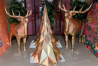 Фотозона с золотыми фигурами