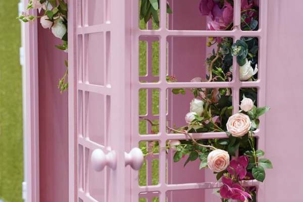 Фотозона Розовая телефонная будка
