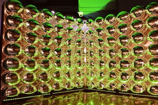 Фотозона из золотых фольгированных шаров